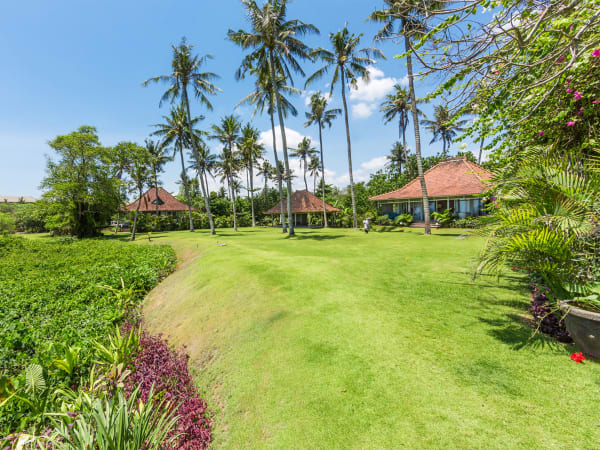 Villa Sungai Tinggi - Lush spaces to unwind